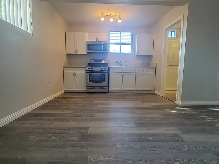 2550 Montrose Ave — Photo 3