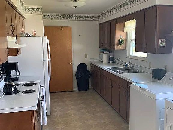 3rd image of 9521 Charron Dr