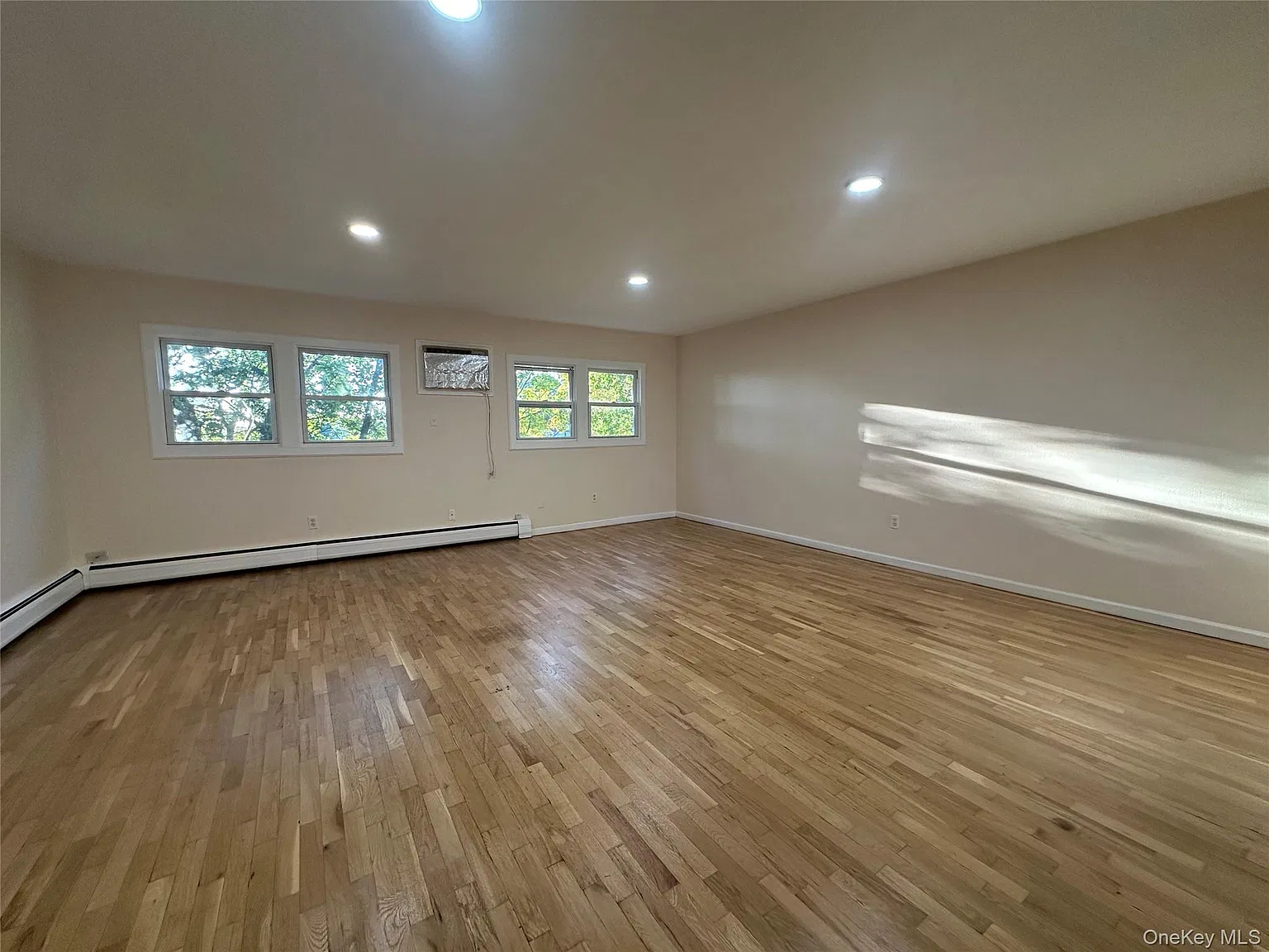 3 bed, 1.5 bath, 1040 sqft, $2,600 — Photo 3
