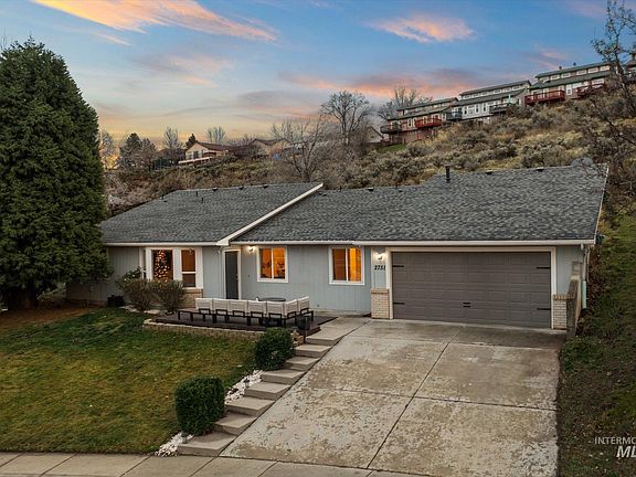 4th image of 2751 E Mendota Dr