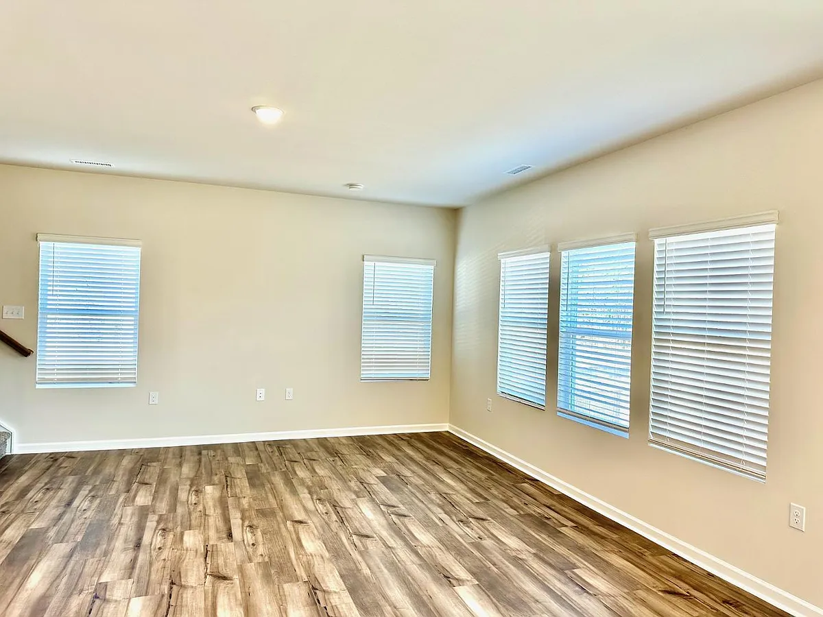 Building Photo - 902 Crow Branch Dr