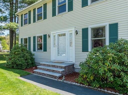 3rd image of 10 Dunvegan Dr