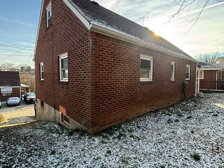 1221 Graham Ave — Photo 2