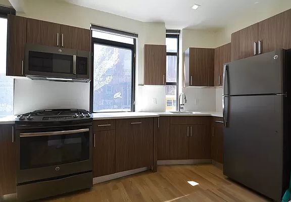 4th image of 427 Manhattan Ave #1F