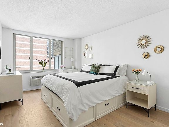 5th image of 130 W 67th St APT 9C