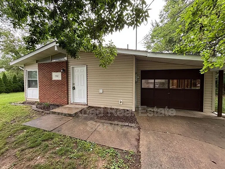 702 Arthur St — Photo 1
