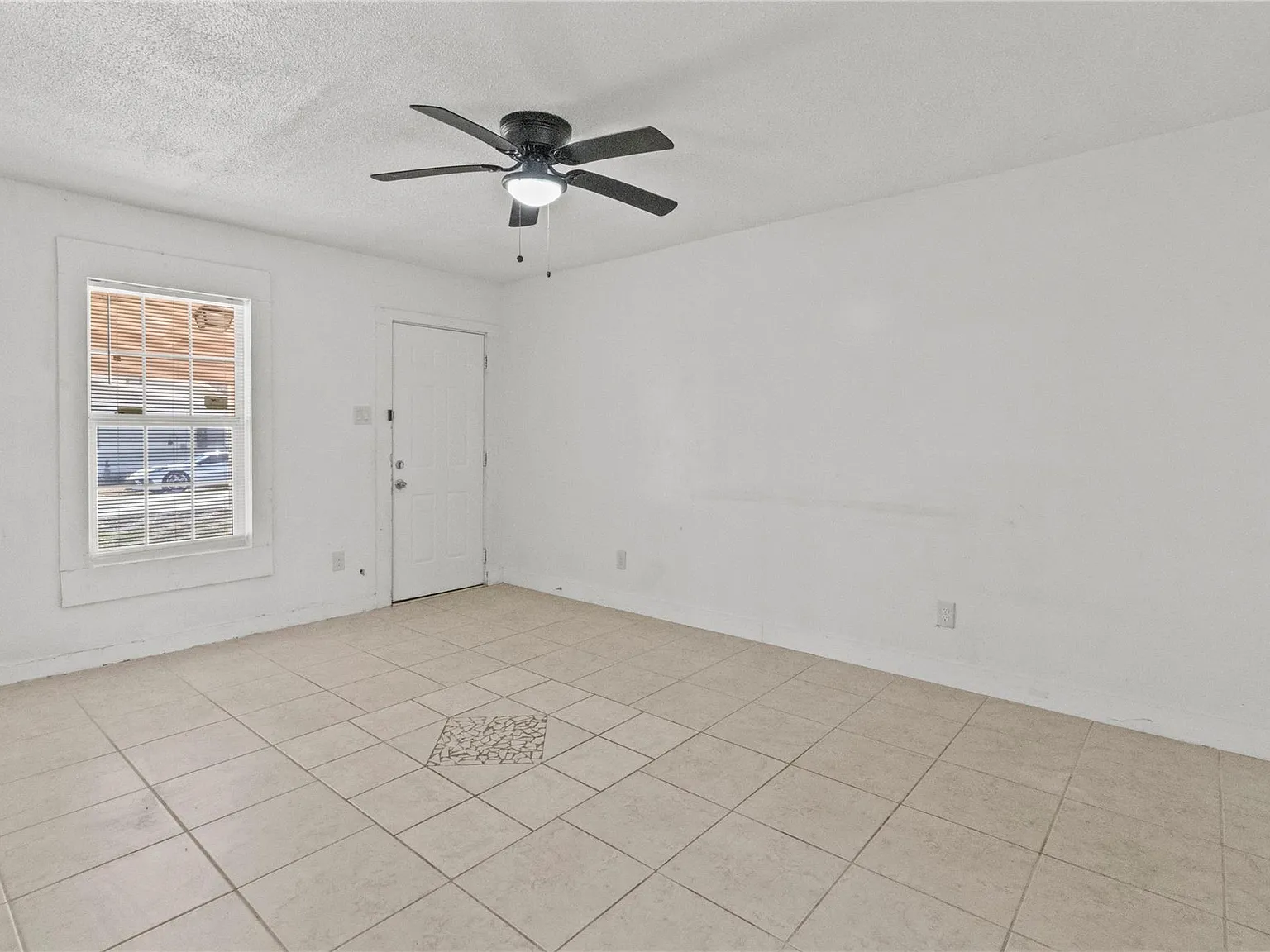 4 bed, 2.0 bath, 1456 sqft, $1,400 — Photo 3