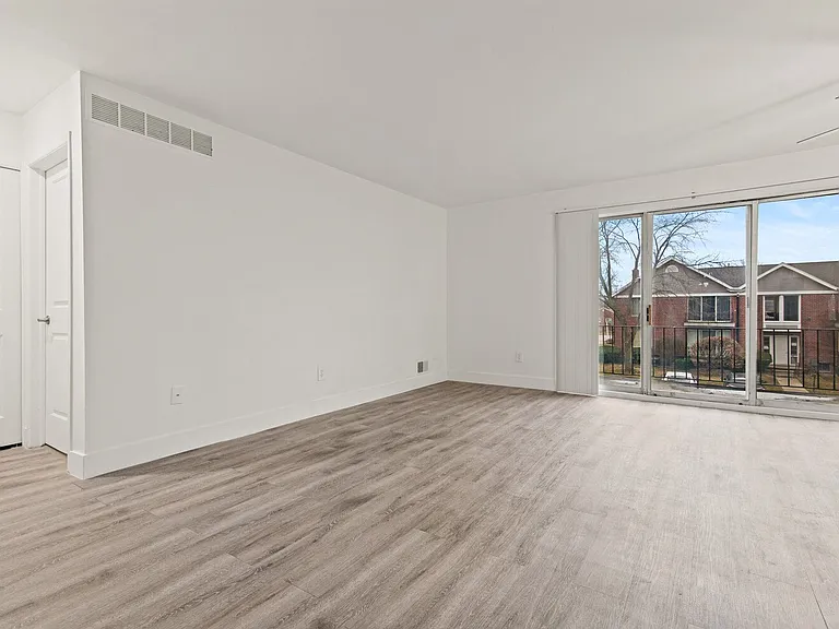 Carriage Hill Apartments - Dearborn Heights, MI — Photo 12