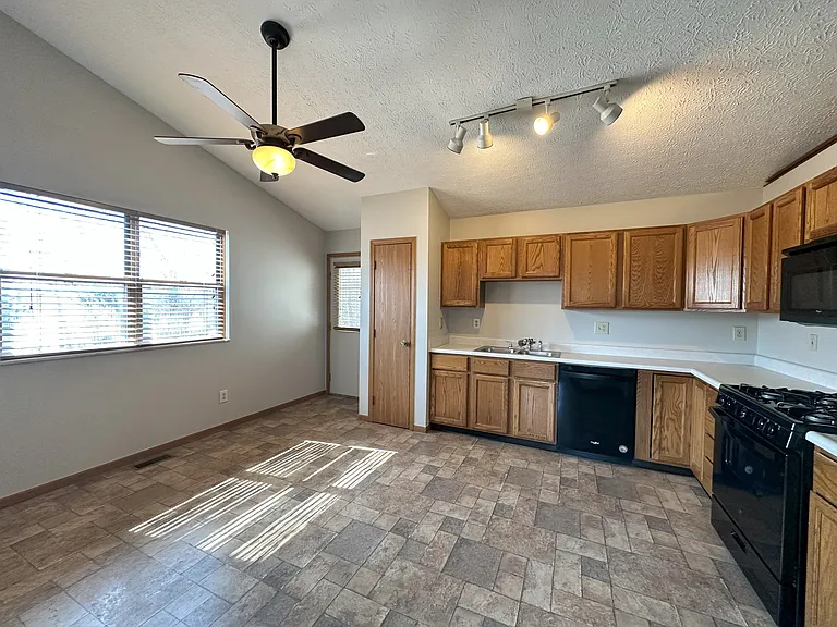 4049 Sandy Ridge Dr — Photo 5