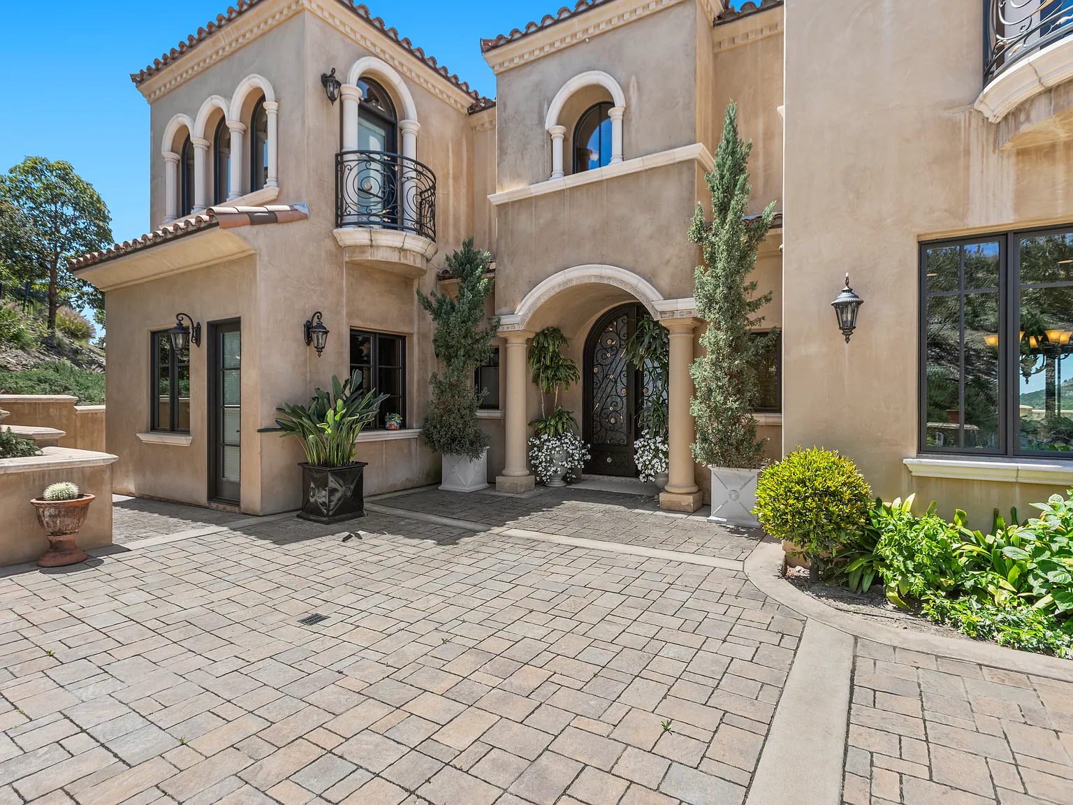 6 bed, 6.5 bath, 6216 sqft, $13,950 — Photo 2