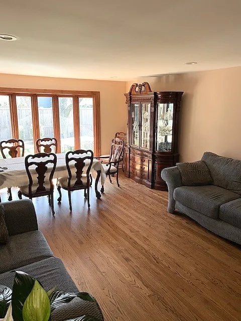 4 bed, 2325 sqft, $4,000 — Photo 3