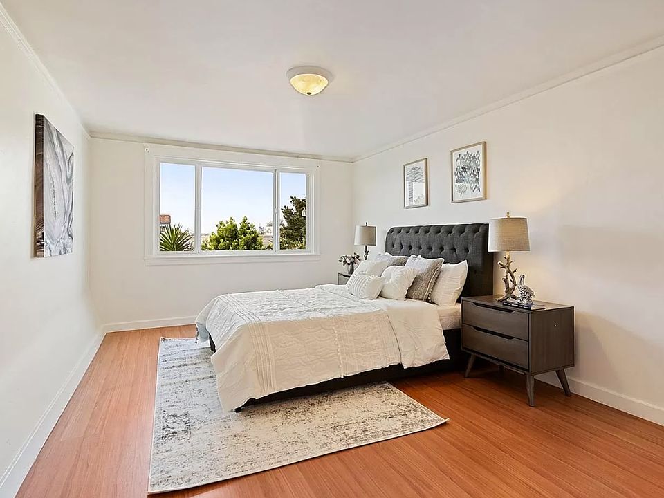 Main bedroom with window facing the backyard garden and view of Ocean Beach.