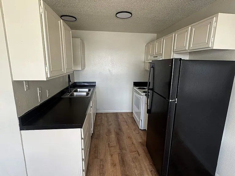 Chapparal Apartments — Photo 45