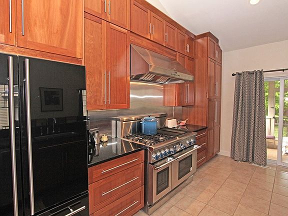 4th image of 9 Connemara Ct