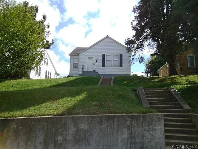 1120 Henry St photo 1