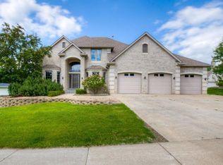 2820 Hillscourte S, Roseville, MN 55113