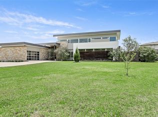 7705 N Peninsula Dr, Beaumont, TX 77707