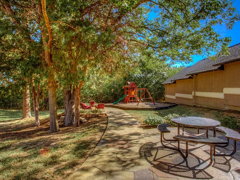 Waters Edge Villas — Photo 18