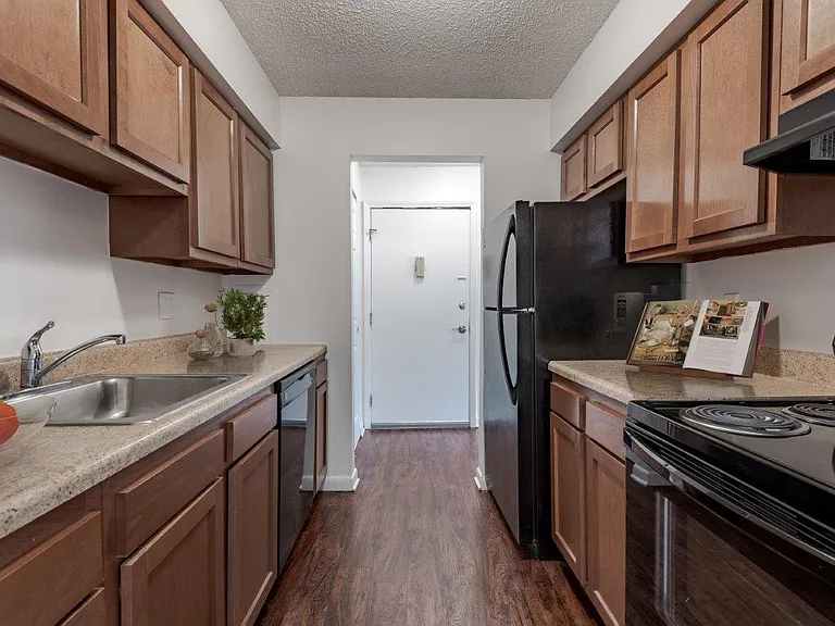 Creek Hill Apartment Homes — Photo 3