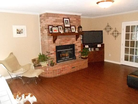 5th image of 211 Tanglewood Dr