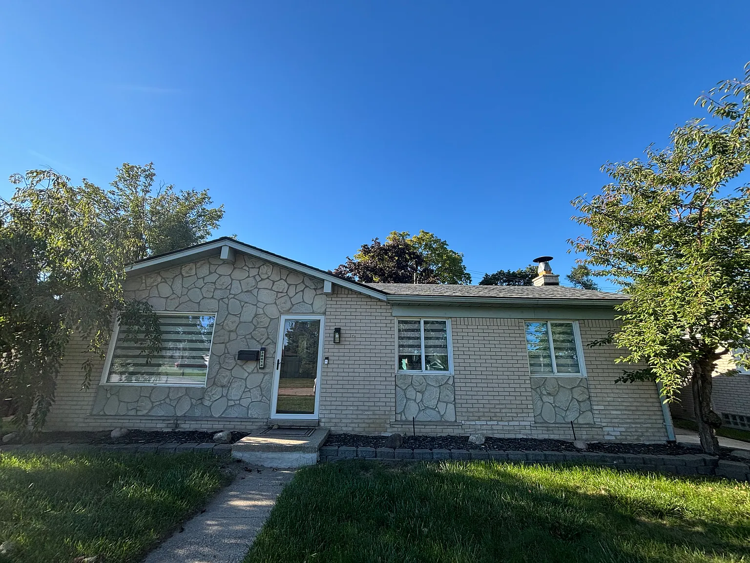 3 bed, 2310 sqft, $2,600 — Photo 1
