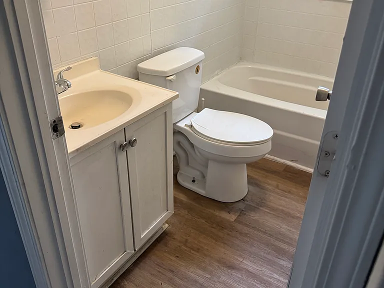 804 Midway St #B — Photo 4