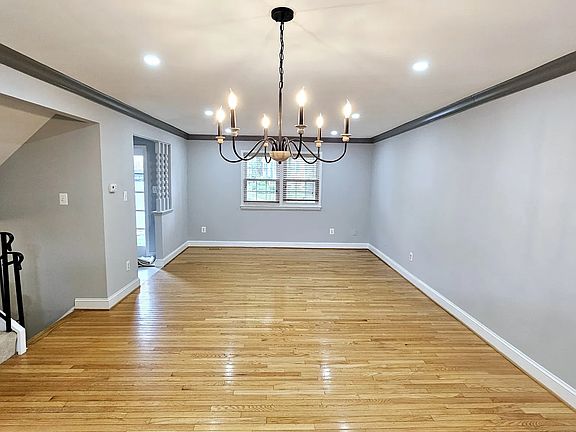 5th image of 4502 King Edward Ct