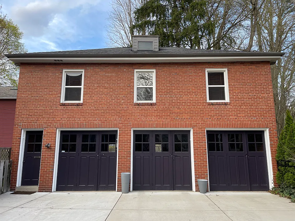 1205 Colonial Pl