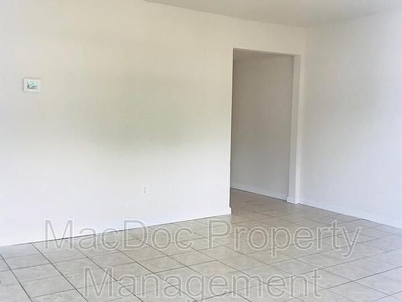 3rd image of 810 Bellows Ave