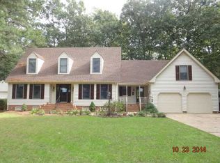 225 Woodford Dr, Chesapeake, VA 23322