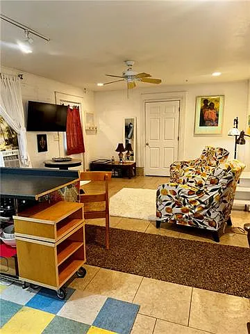 2 bed, 1.0 bath, 925 sqft, $1,400 — Photo 3