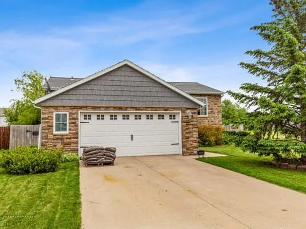 1727 Huntington Dr, West Fargo, ND 58078