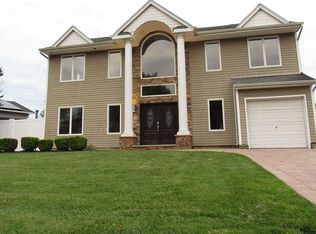 73 Cullen Ave, Islip, NY 11751