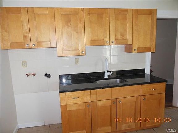 4th image of 402 Wood Ave #2