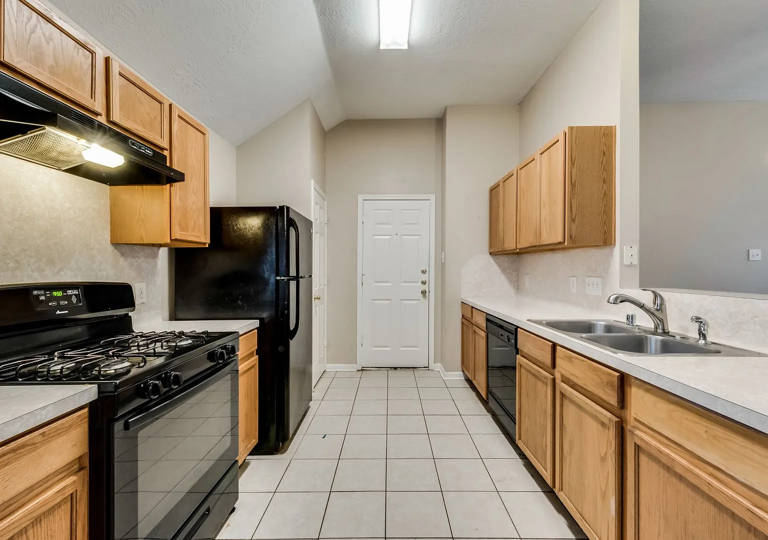 Beautiful single story 3 bed 2 bath! — Photo 2