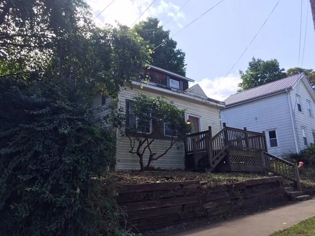 228 W Smith St photo 1