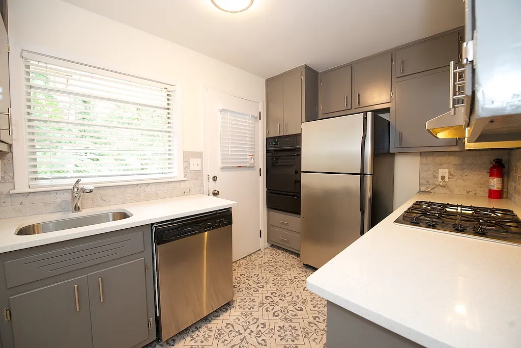 Half Off 1st Month! Spacious 2 Bedroom w/ Pool Less Than 1 Mile From Heart of Buckhead!! — Photo 2