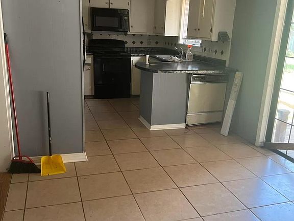 5th image of 3524 Emerson Dr