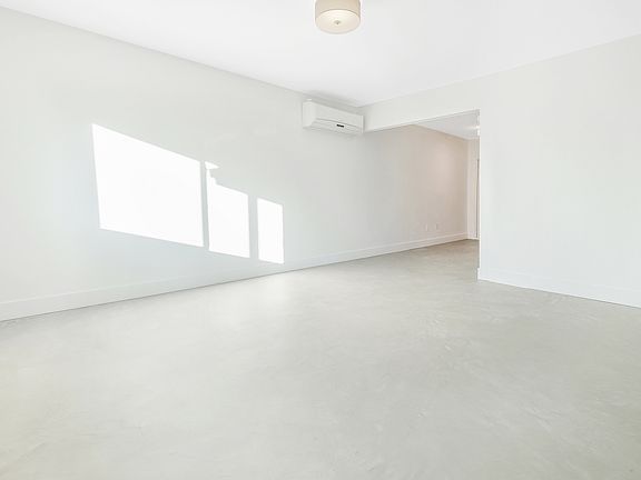 4th image of 728 N Milwaukee Ave