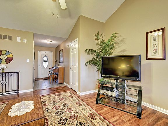 3rd image of 1302 Majestic Woods Dr