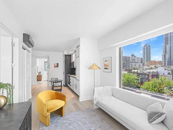 10-25 Jackson Avenue image 4 of 11