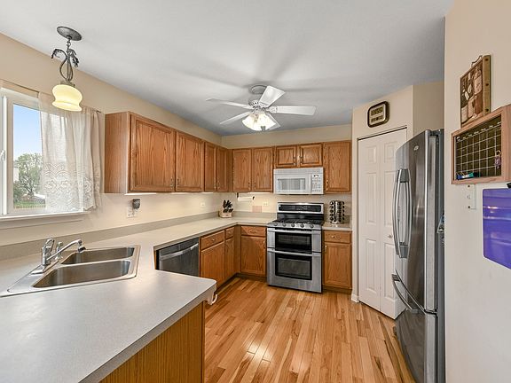 3rd image of 1426 S Blackhawk Cir