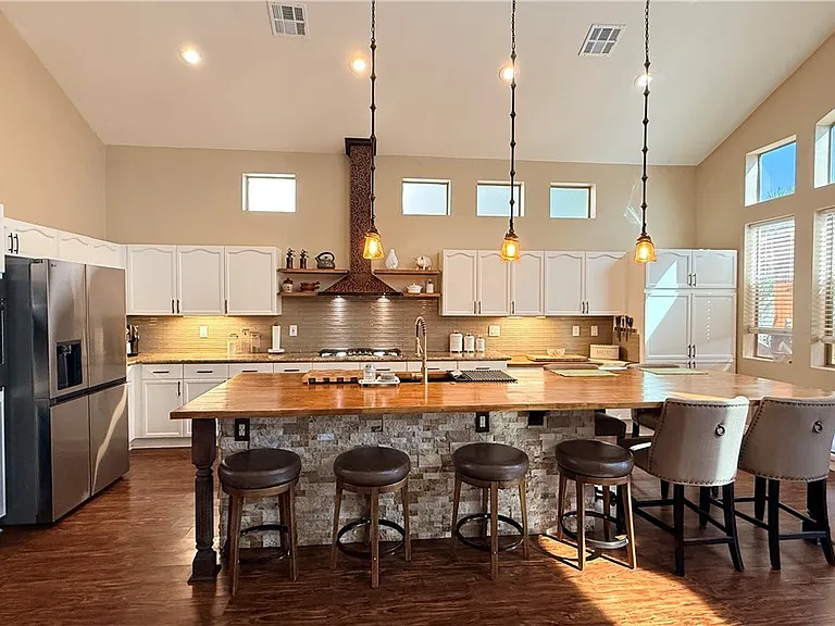 10633 Adamsong Ave — Photo 9