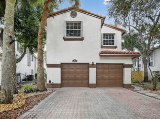 9861 Fairway Cove Ln, Plantation, FL 33324