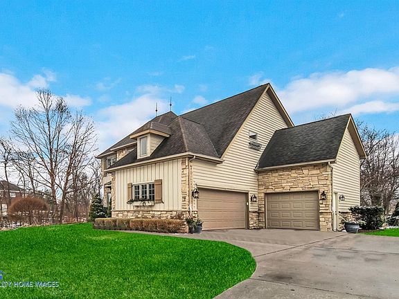 2nd image of 387 Cantigny Ct