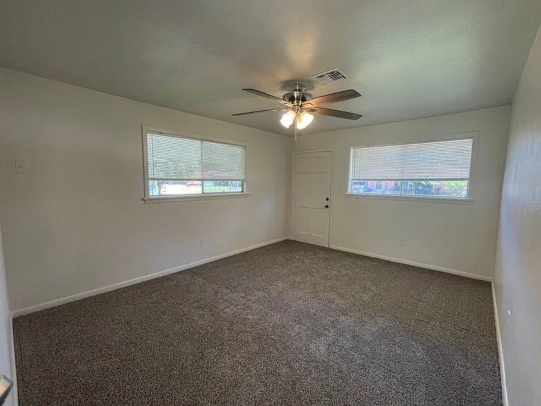 4212 Elaine St — Photo 2
