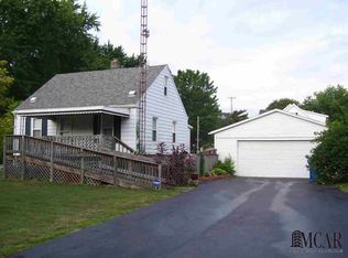 7505 Douglas Rd, Lambertville, MI 48144