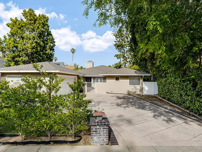 1660 S Oak Knoll Ave — Photo 2