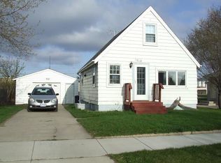 1613 N 6th St, Grand Forks, ND 58203