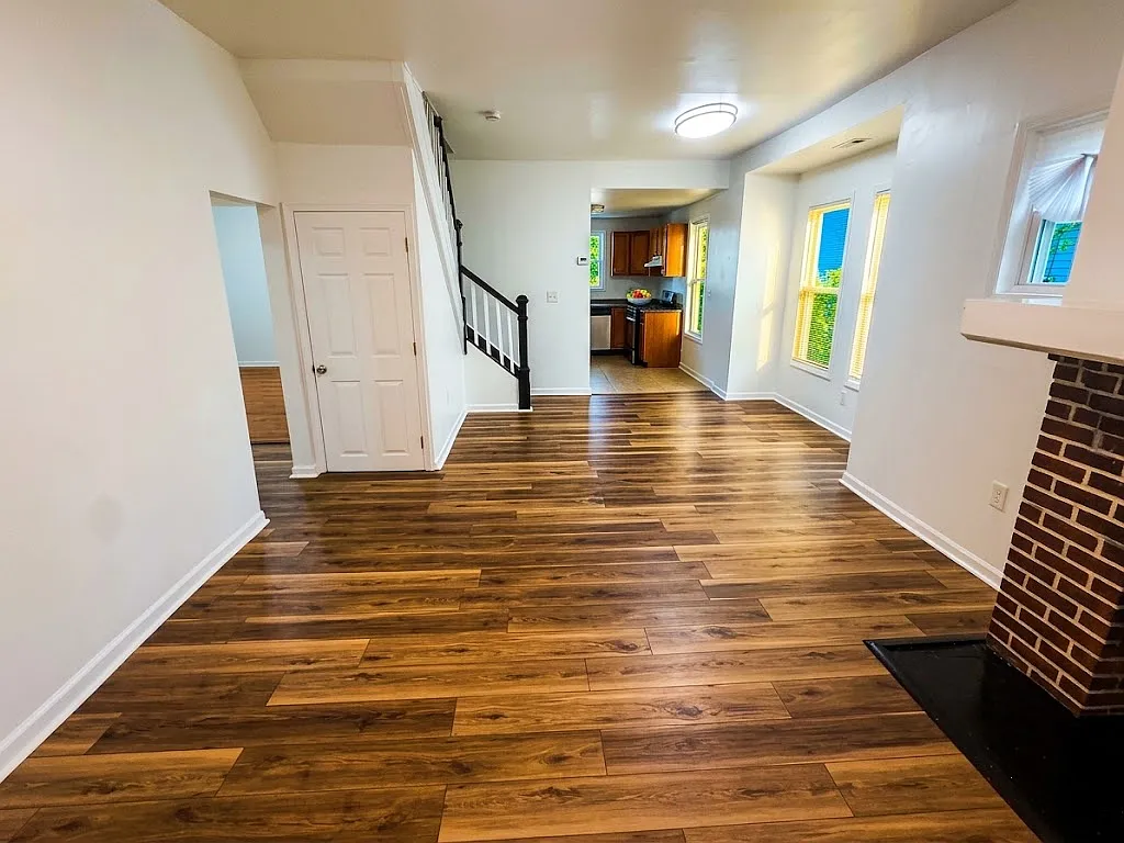 4 bed, 2500 sqft, $2,900 — Photo 3